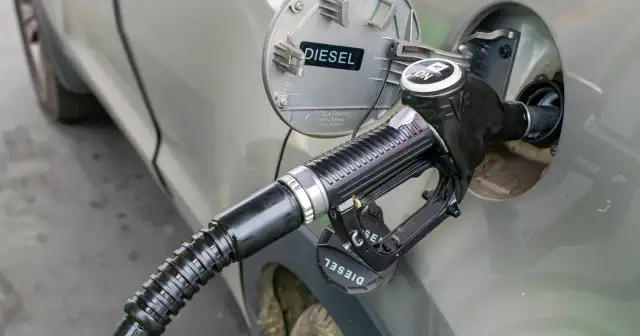 Dizel leje się do baku. Zobacz, jak zatankować auto, gdy widzisz napis DIESEL na klapce wlewu paliwa.