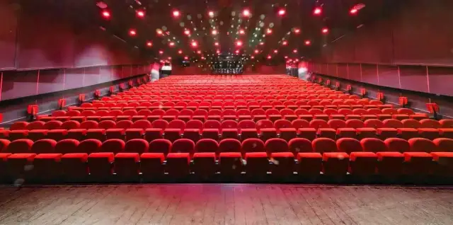 Spektakle w Teatrze Capitol: odkryj wyjątkowe wydarzenia w Warszawie