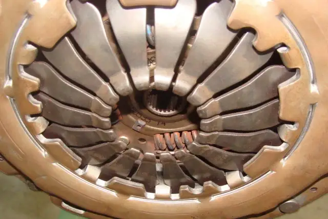 Kiedy wciskać sprzęgło przy hamowaniu, aby uniknąć problemów z jazdą