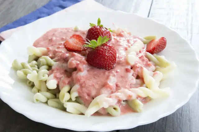Makaron z truskawkami: przepis na perfekcyjny smak lata. Odkryj triki!