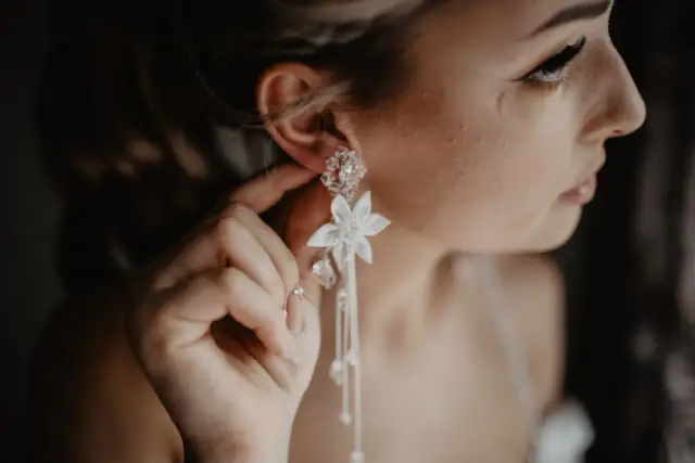 Jakie kolczyki do koronkowej sukni ślubnej, aby wyglądać zjawiskowo?