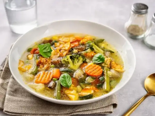 Jaka śmietana do zupy jarzynowej, aby uniknąć zważenia i poprawić smak?