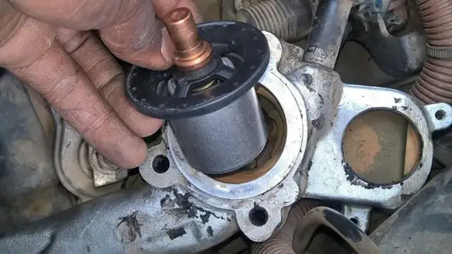 Gdzie jest termostat w Mazda 6 2.0 diesel? Oto ważne informacje