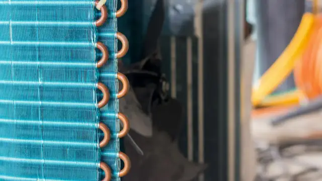 Jak wyczyścić skraplacz w lodówce? Oszczędź prąd i uniknij awarii!