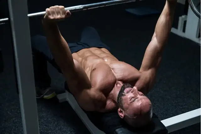 Jak łączyć partie na treningu, by uniknąć przetrenowania i osiągnąć wyniki