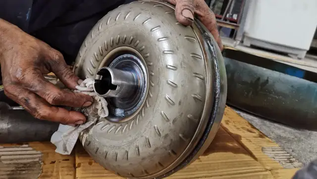 Jak rozpoznać zużyte sprzęgło hydrokinetyczne? Objawy i koszty