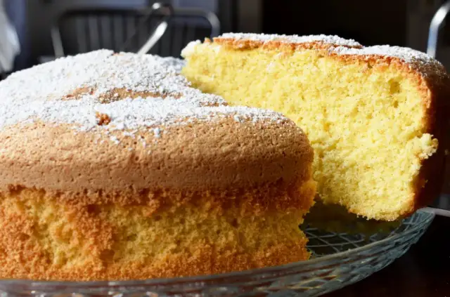 Puszysty biszkopt bezglutenowy, posypany cukrem pudrem. Idealny na każdą okazję, a przepis na niego jest prosty!
