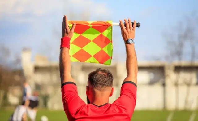 Ile zmian można dokonać w piłce nożnej? Zaskakujące zasady!