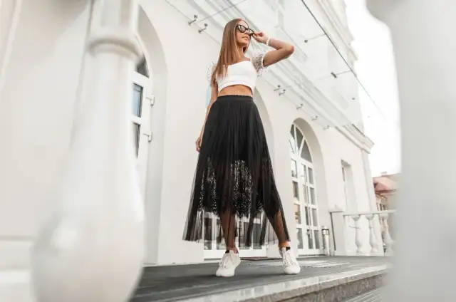 Co pasuje do czarnej spódnicy? Odkryj idealne stylizacje na każdą okazję