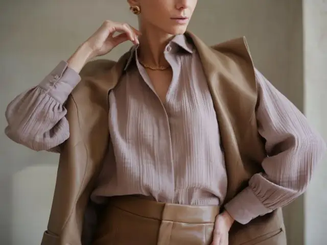 Idealna bluzka do skórzanych spodni - stylizacje na każdą okazję