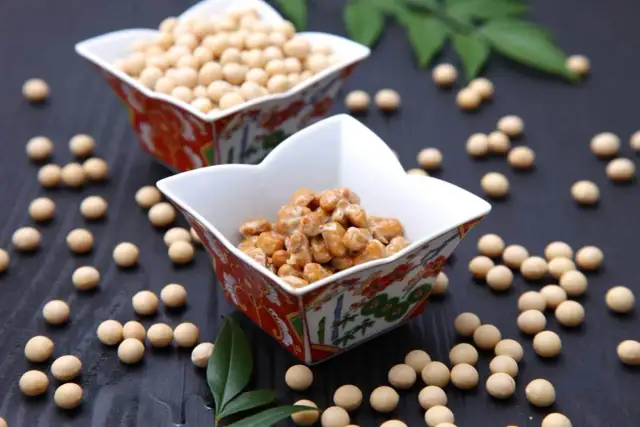 Nasiona soi i sfermentowana soja (natto) w ozdobnych miseczkach. Przykładowy jadłospis przy zakrzepicy może zawierać te zdrowe produkty.