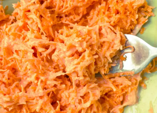 Surówka marchewkowa jak z restauracji? Odkryj sekret smaku!