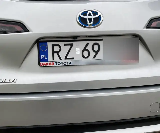 Jak zdjąć tablice rejestracyjne Toyota bezpiecznie i szybko - sprawdzona metoda