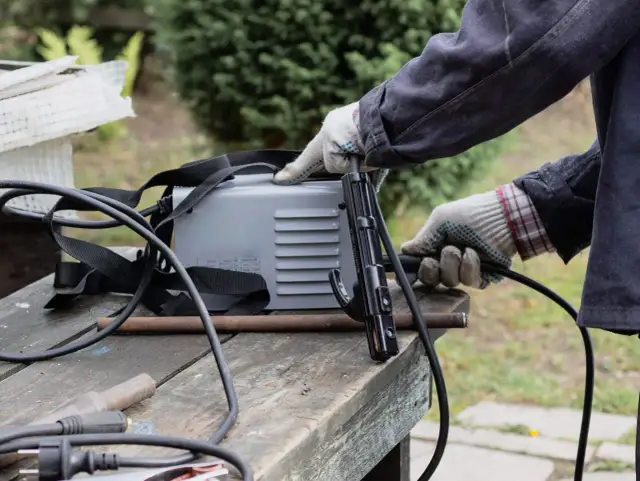 Jaką spawarkę inwertorową wybrać? Najlepsze modele dla amatorów