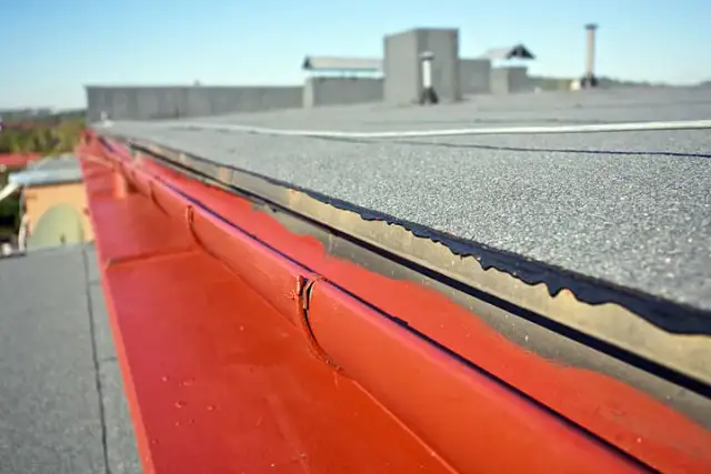 Dach płaski czy dwuspadowy: co wybrać, aby uniknąć kosztów?