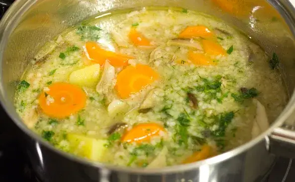 Ile kalorii ma krupnik na kurczaku? Sprawdź, co naprawdę jesz!