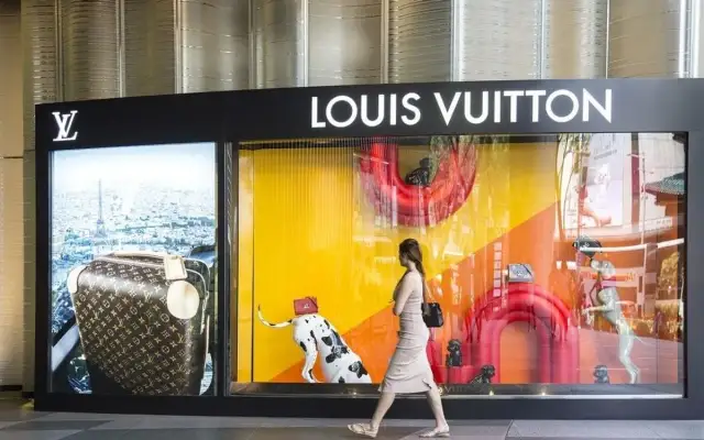 Louis vuitton kupuje tiffany i co – co to oznacza dla branży luksusowej?