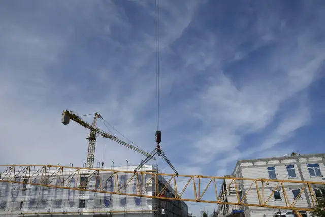 Dlaczego dźwig się nie przewraca? Sekrety stabilności żurawi wieżowych