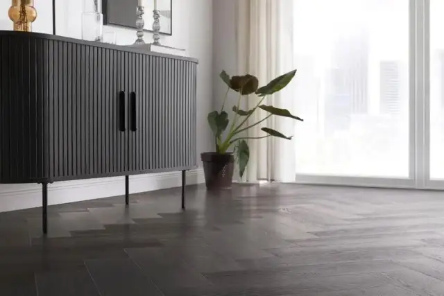 Malowanie paneli podłogowych: Jak odmienić podłogę tanio i trwale?