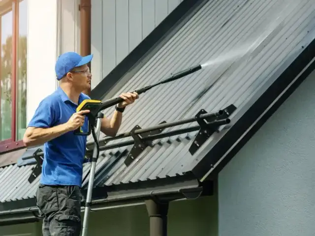 Czym umyć dach przed malowaniem, aby uniknąć problemów z farbą?