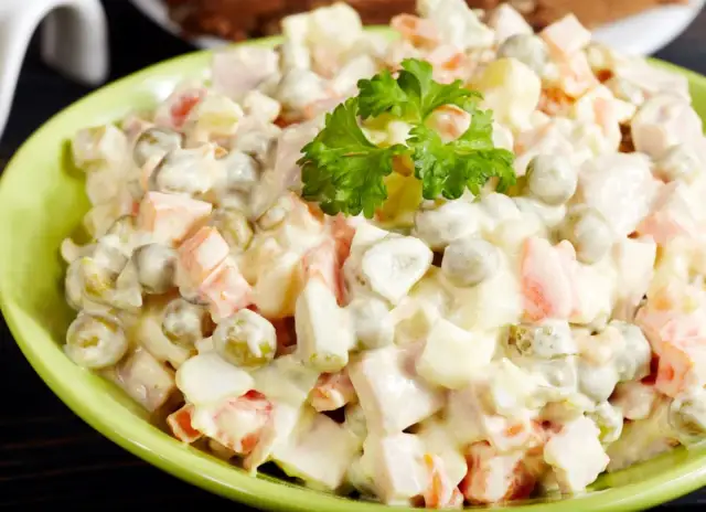 Ile waży sałatka jarzynowa? Oto waga i kalorie, które musisz znać