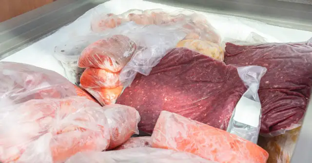 Mrożenie mięsa w ostatni dzień ważności? Ekspert radzi, jak bezpiecznie