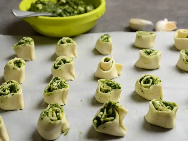 Proste przepisy na ciasto francuskie ze szpinakiem - 3 pomysły