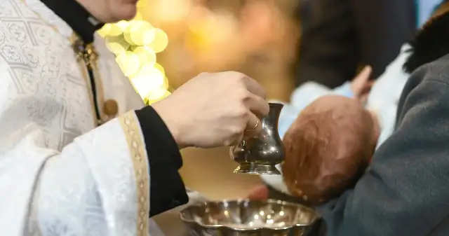 Ile na chrzciny jako gość – ile pieniędzy warto włożyć do koperty?