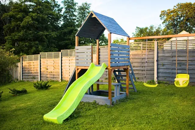 Domek dla dzieci DIY: Jak zbudować bezpieczny plac zabaw?