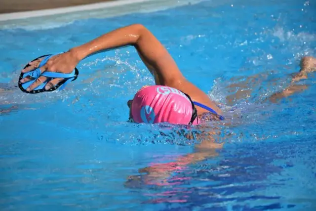 Pływanie kraulem: co daje? Zmień ciało i umysł z królem basenu