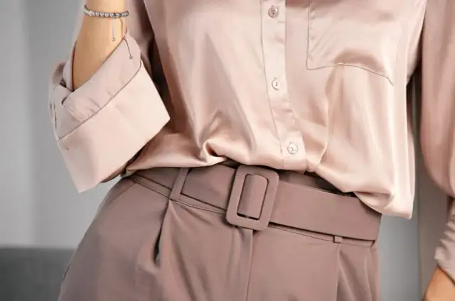 Jaką bluzkę do marynarki wybrać, aby uniknąć modowej wpadki?