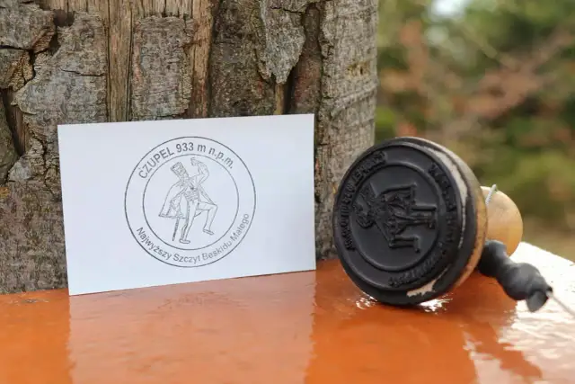 Stempel i kartka z napisem "Czupelek 933 m n.p.m. Najwyższy szczyt Beskidu Małego" - pamiątka z górskiej wyprawy.