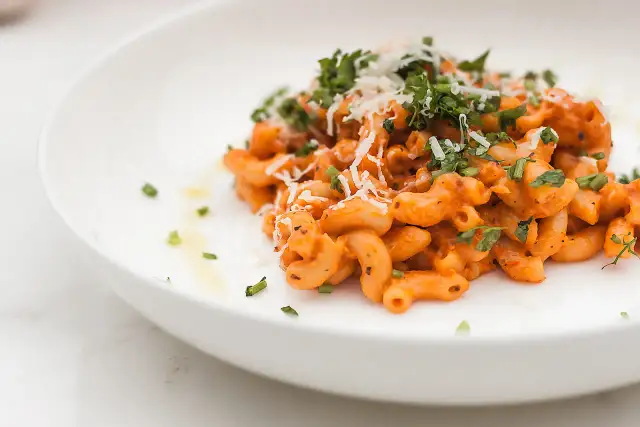 Penne alla Vodka: Jak zrobić kremowy makaron? Przepis i porady