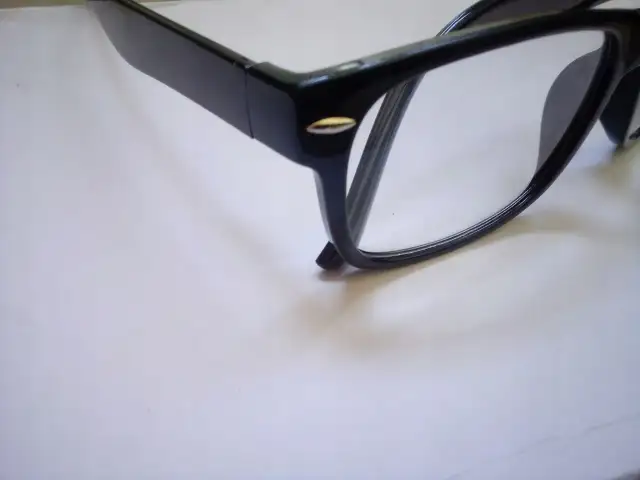 Okulary na minusy: Optyk czy internet? Kompletny przewodnik zakupowy