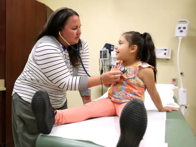 Kamienie milowe dziecka: Jak wspierać rozwój i kiedy szukać pomocy?