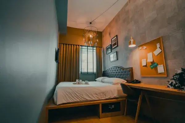 Jak powinno stać łóżko w sypialni, aby poprawić jakość snu?