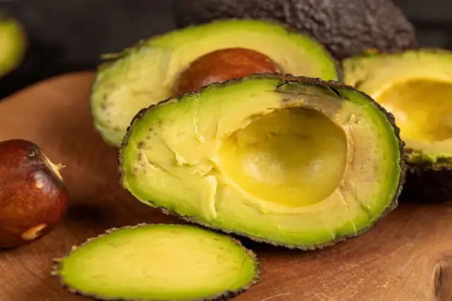 Kiedy jest sezon na awokado? Sprawdź, kiedy są najsmaczniejsze!