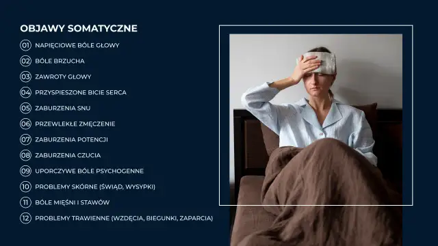Kobieta z okładem na czole, cierpiąca na bóle somatyczne, takie jak bóle głowy, brzucha, czy problemy ze snem.
