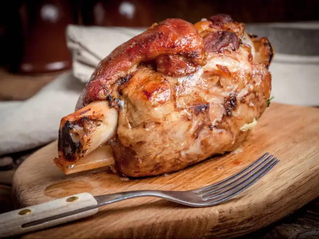 Jak ugotować golonkę? Przepis na miękkie i soczyste mięso