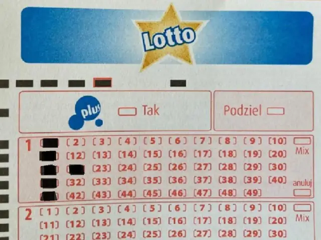 Kupon Lotto z zaznaczonymi numerami. Gdzie jest kod na kuponie lotto? Widoczne pola do wyboru "Plus" i "Podziel".