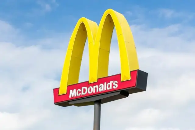 McDonald's zarobki 2025: Ile na start i po awansie?