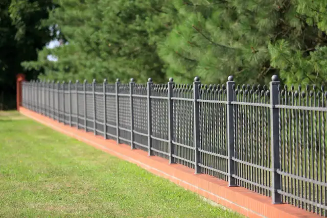 Jak głęboki fundament pod ogrodzenie, aby uniknąć problemów ze stabilnością?