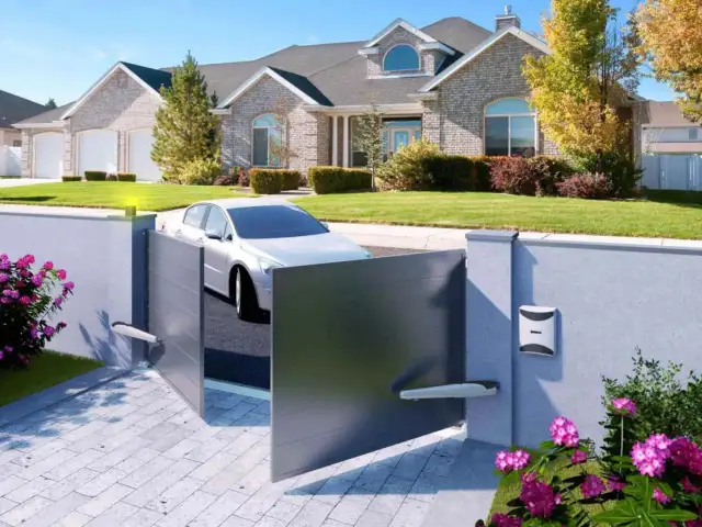 Nowoczesny napęd do bramy dwuskrzydłowej, który zapewnia wygodny wjazd na posesję z eleganckim domem i srebrnym samochodem.