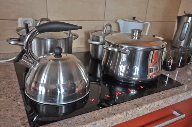 Ile prądu zużywa kuchenka elektryczna? Sprawdź, ile zapłacisz.