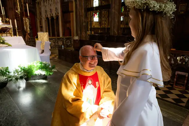 Kto jest głową kościoła w Anglii i co to oznacza dla wiernych?