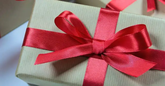 Jak zawiązać kokardę na prezencie? Krok po kroku i bez błędów!