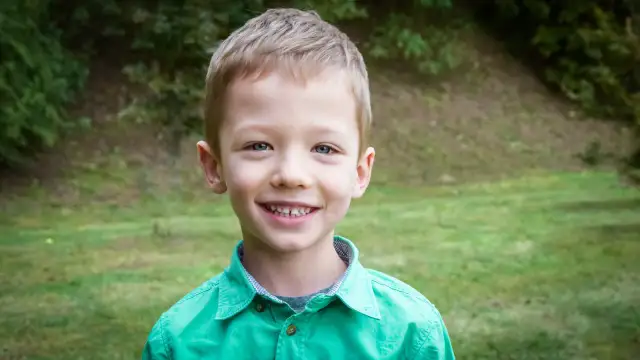 Echolalia a autyzm: Kiedy powtarzanie słów jest normą, a kiedy niepokoi?