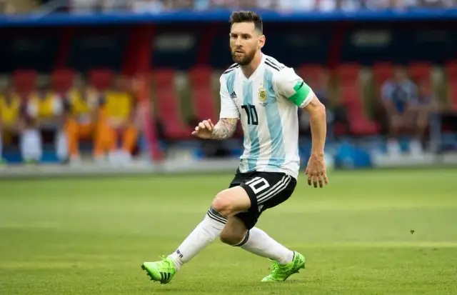 Ile zarabia najdroższy piłkarz świata? Szokujące zarobki i porównanie z innymi gwiazdami