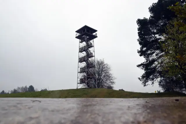 Wieża widokowa na górze lemana, z której roztacza się widok na jesienny krajobraz.