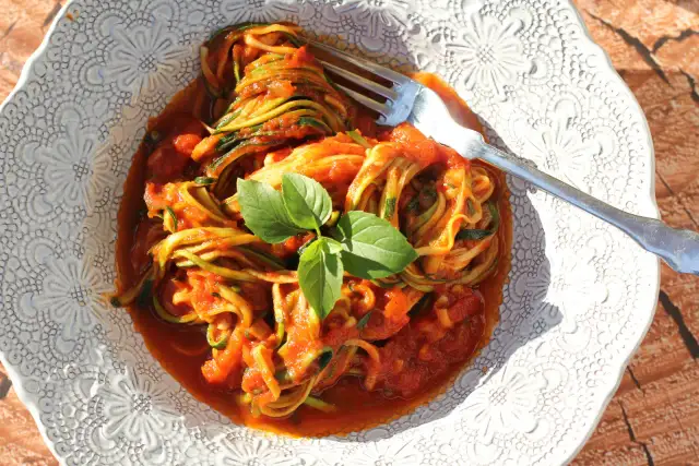 Spaghetti z cukinii: idealny przepis, jak uniknąć wodnistości?